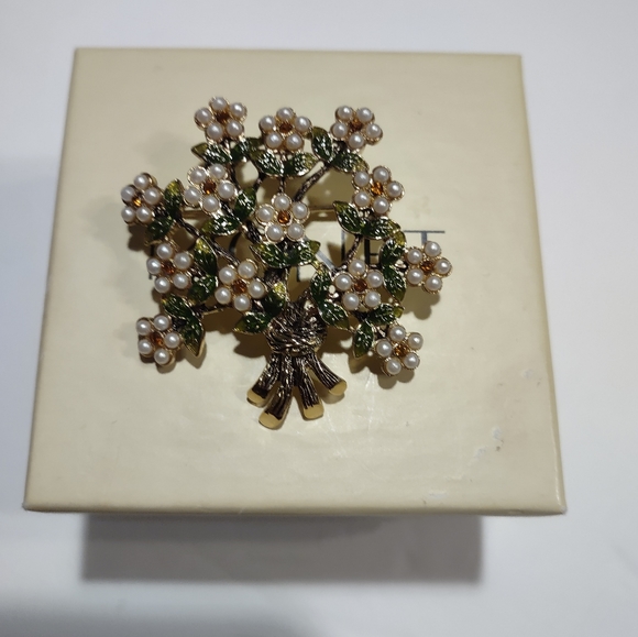 Vintage Monet Flower Pin/Brooch Enamel Bouquet Faux Pearl, Gold & Gems Like New - Picture 4 of 10